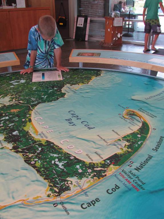 Estudando o mapa da península de Cape Cod, litoral sul de Massachusetts, nos Estados Unidos